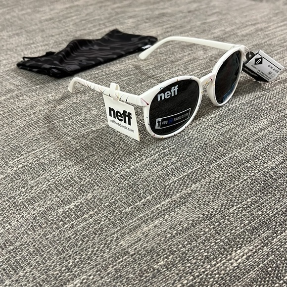 Neff Poppy Sunglasses - Picture 3 of 6